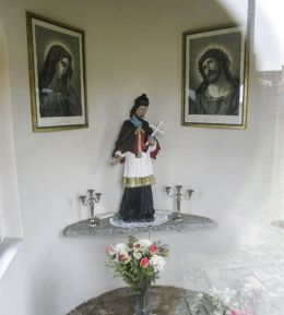 Przydrożna kapliczka z figurą św. Jana Nepomucena. Orzesze, powiat mikołowski.