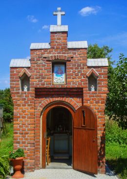 Kapliczka domkowa z 1934 roku. Wewnątrz znajduje sę obraz MB Częstochowskiej. Orzesze, Zgoń, powiat mikołowski.