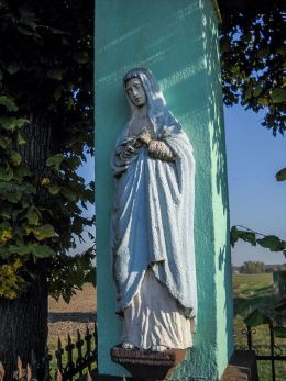 Kamienny krzyż z figurami Chrystusa i Matki Boskiej ufundowany przez rodzinę Waleczek w 1889 r. Orzesze, powiat mikołowski.
