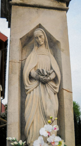 Krzyż przydrożny Boża Męka z datą 1884 - 1927, z figurą Chrystusa i Matki Boskiej. Orzesze, powiat mikołowski.