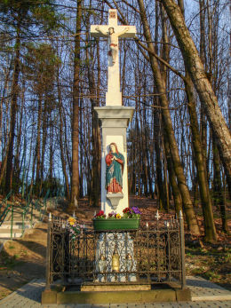 Krzyż  na zboczu wzgórza kościelnego, w stylu rokoko, pochodzący z połowy XIX w. Orzesze, powiat mikołowski.