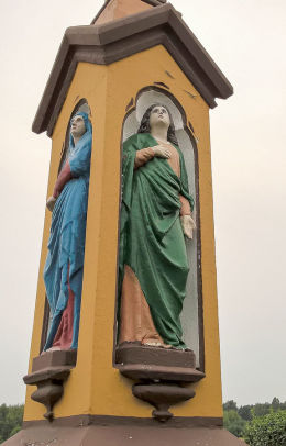 Krzyż kamienny 1897 r. z postaciami Matki Bozej, Marii Magdaleny i sw,Franciszka. Orzesze, Zawisc, powiat mikołowski.