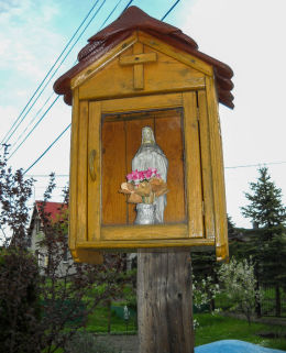 Przydrożna drewniana kapliczka skrzynkowa na słupku,  ul.Bieni. Orzesze, Jaśkowice, powiat mikołowski.
