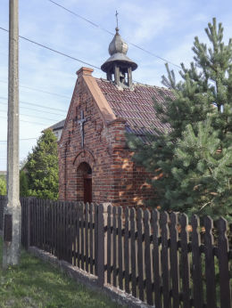 Przydrożna kapliczka domkowa Matki Boskiej Dobrej Nadziei stojąca przy ulicy Pisarka 48. Orzesze, Królówka, powiat mikołowski.