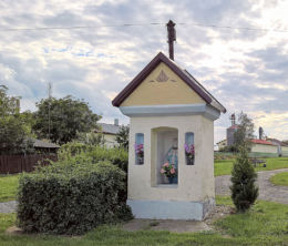 Kapliczka przydrożna z XIX wieku z figurą Matki Boskiej stojąca przy ul. Wyzwolenia 155. Kryry, gmina Suszec, powiat pszczyński.