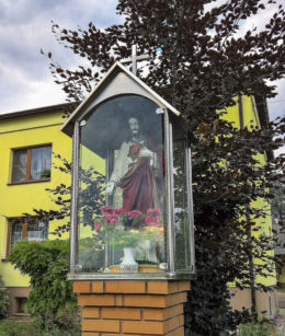 Przydrożna kapliczka z figurą Chrystusa. Kryry, gmina Suszec, powiat pszczyński.