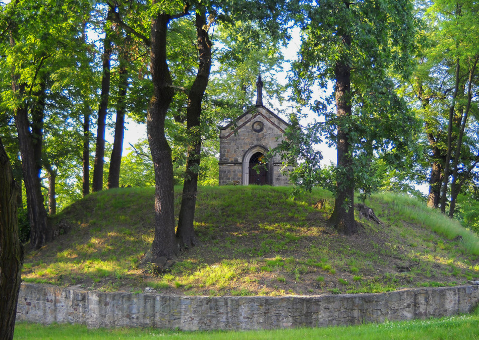 Kamienna neogotycka kapliczka zwana Kaplicą Lukasów, z 1860 roku. Fundator Antoni Gemander. Bełk, gmina Czerwionka Leszczyny, powiat rybnicki.