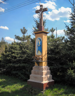 Krzyż kamienny Męki Pańskiej z 1894 roku. Ufundowany przez rodzinę Mikołaja Profaski jako wotum wdzięczności za szczęśliwą odbudowę spalonego domu. Czerwionka Leszczyny, Dębieńsko, powiat rybnicki.