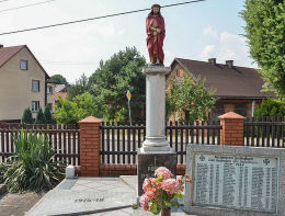 Kapliczka przydrożna, pomnik poległych podczas dwóch wojen światowych. Raszczyc, gmina Lyski, powiat rybnicki.