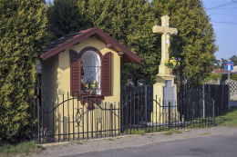 Kapliczka i krzyż przydrożny. Boruszowice, powiat tarnogórski.