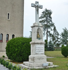 Krzyż z 1935 r przy kościele Najświętszego Serca Pana Jezusa. Fundatrzy rodzina Giera. Wojska, gmina Tworóg, powiat tarnogórski.