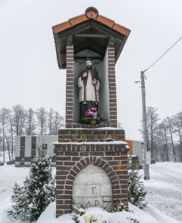 Przydrożna kapliczka z figurą św. Jana Nepomucena. Zbrosławice, powiat tarnogórski.