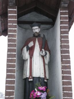 Przydrożna kapliczka z figurą św. Jana Nepomucena. Zbrosławice, powiat tarnogórski.