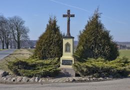 Krzyż przydrożny na pograniczu Ziemięcic i Przezchlebia. Ziemięcice, gmina Zbrosławice, powiat tarnogórski.