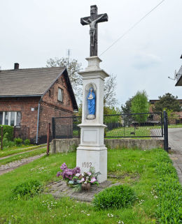 Krzyż przydrożny z 1902 roku na ulicy Rybnickiej. Radlin, powiat wodzislawski.