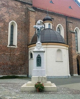 Krzyż z 1881 r. Ufundowany przez cech rzeźniczy, w podziękowaniu za wybudowanie nowej drogi do Wodzisławia, ułatwiającej zbyt ich towarów. Żory, Żory.