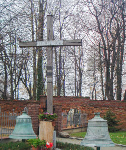 Krzyż misyjny przy kościele pw. śś. Apostołów Filipa i Jakuba. Żory, Żory.