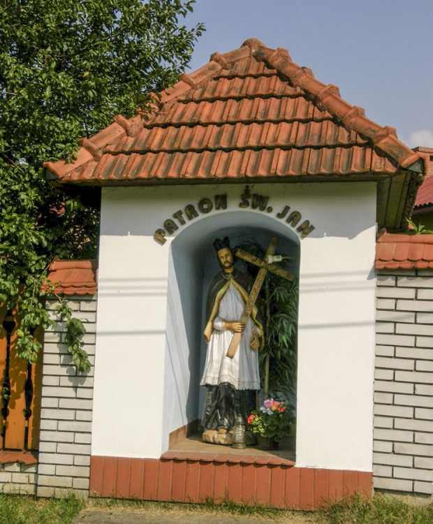 Przydrożna kapliczka z fugurą św. Jana. Jeleśnia, powiat żywiecki.