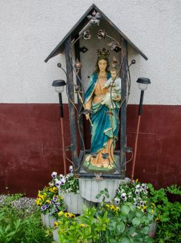 Kapliczka przydrożna z figurą Matki Boskiej. Cisiec, gmina Węgierska Górka, powiat żywiecki.