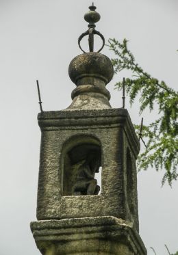 Kapliczka kolumnowa przydrożna z figurą Chrystusa Frasobliwego. Gilowice, powiat żywiecki.