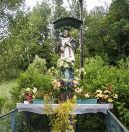 Przydrożna kapliczka z figurą św. Jana Nepomucena. Kamesznica, gmina Milówka, powiat żywiecki.