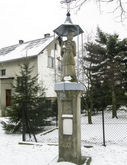 Przydrożna kapliczka z figurą św. Jana Nepomucena. Lipowa, powiat żywiecki.