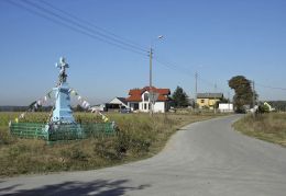 Krzyż przydrożny stojący na rozstaju dróg. Osiny-Mokra Niwa, gmina Mirzec, powiat starachowicki.