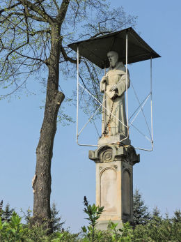 Krzyż przydrożny stojący na rozstaju dróg. Mirzec, gmina Mirzec, powiat starachowicki.
