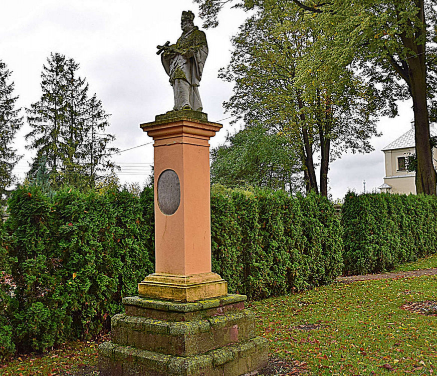 Kapliczka z figurą Świętego Jana Nepomucena z 1828 roku. Czarnca, gmina Włoszczowa.