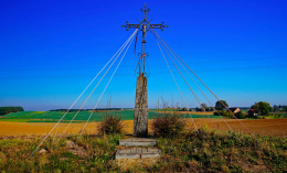 Krzyż metalowy na kamiennym postumencie. Bisztynek. Powiat bartoszycki, woj. warmińsko-mazurskie.