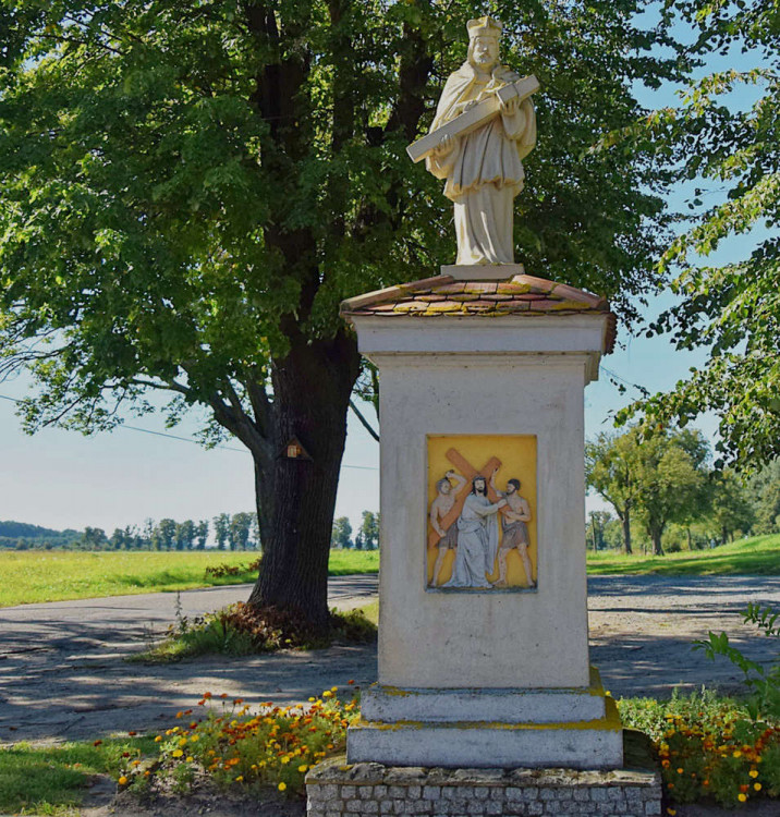 Braniewo. Figura św. Jana Nepomucena przy kościele św. Krzyża.