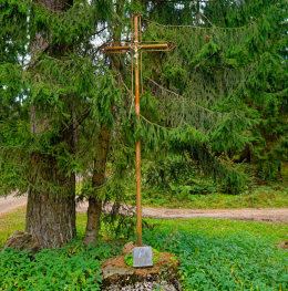Krzyż metalowy stojący na rozstaju dróg. Stryjkowo, gmina Lidzbark Warmiński. powiat lidzbarski, woj.warmińsko-mazurskie.