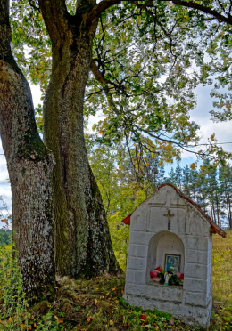 Kapliczka murowana stojąca w pobliżu domu nr 42. Stryjkowo, gmina Lidzbark Warmiński. powiat lidzbarski, woj.warmińsko-mazurskie.