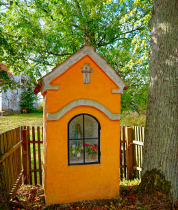 Kapliczka murowana stojąca w pobliżu domu nr 43. Stryjkowo, gmina Lidzbark Warmiński. powiat lidzbarski, woj.warmińsko-mazurskie.