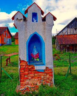 Kapliczka murowana stojąca obok domu nr 6. Stryjkowo, gmina Lidzbark Warmiński. powiat lidzbarski, woj.warmińsko-mazurskie.