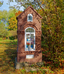 Kapliczka murowana stojąca przy drodze DW507. Zagony, gmina Lubomino. powiat lidzbarski, woj.warmińsko-mazurskie.