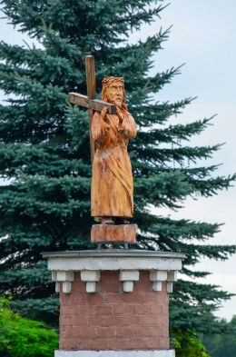 Kapliczka z 1709 r. Figura Chrystusa Króla pochodzi z 2012 roku. Barczewo, powiat olsztyński.