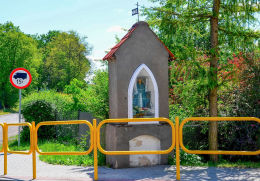 Neogotycka kapliczka z XIX wieku. Barczewo, powiat olsztyński.