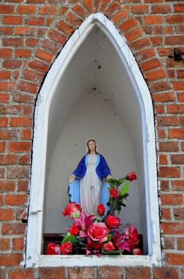 Neogotycka kapliczka Maryjna wybudowana w 1894 r. przez rodzinę Bogdańskich. Bukwałd, gmina Diwity, powiat olsztyński.