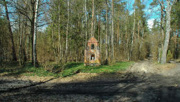 Kapliczka stojąca przy leśnej drodze. Giedajty, gmina Jonkowo, powiat olsztyński.