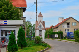 Kapliczka przydrożna wystawiona na przełomie XIX i XX w. Jeziorany, powiat olsztyński.