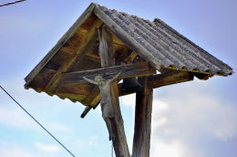 Przydrożny krzyż drewniany. Kaplityny, gmina Barczewo, powiat olsztyński.