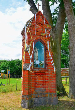 Kapliczka przydrożna w stylu neogotyckim z XIX w. Nowe Kawkowo, gmina Jonkowo, powiat olsztyński.