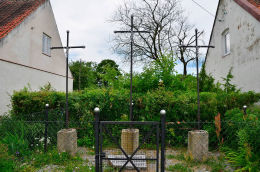 Trzy Krzyże, symboliczny hołd złożony zmarłym wskutek epidemii cholery. Pluski, gmina Stawiguda, powiat olsztyński.