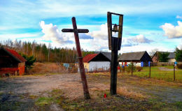Przydrożny krzyż drewniany. Pokrzywy, gmina Purda, powiat olsztyński.