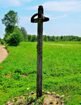 Przydrożny krzyż drewniany. Stare Włóki, Gmina Barczewo, powiat olsztyński.