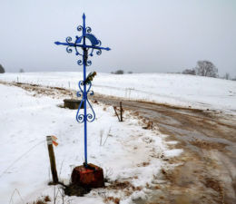Krzyż przydrożny metalowy. Wilimy, gmina Biskupiec, powiat olsztyński.