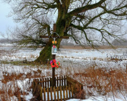 Kapliczka na krzyżu przydrożnym. Wilimy, gmina Biskupiec, powiat olsztyński.