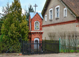 Przydrożna kapliczka z 1948 r. Zgniłocha, gmina Purda, powiat olsztyński.