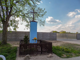 Krzyż przydrożny metalowy na murowanym postumencie. Nietuszkowo, gmina Chodzież, powiat chodzieski.